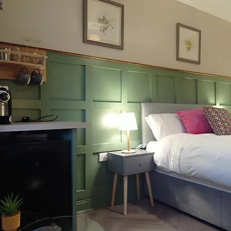 Romantic Hot Tub Retreat With Bar & Tapas Restaurant On-site Apartment