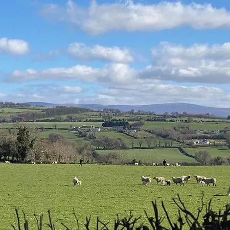 Apartment Romantic Hot Tub Retreat With Bar & Tapas Restaurant On-site