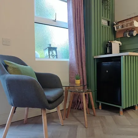 Apartment Romantic Hot Tub Retreat With Bar & Tapas Restaurant On-site