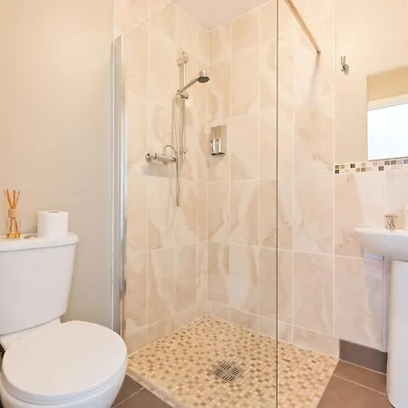 Romantic Hot Tub Retreat With Bar & Tapas Restaurant On-site *