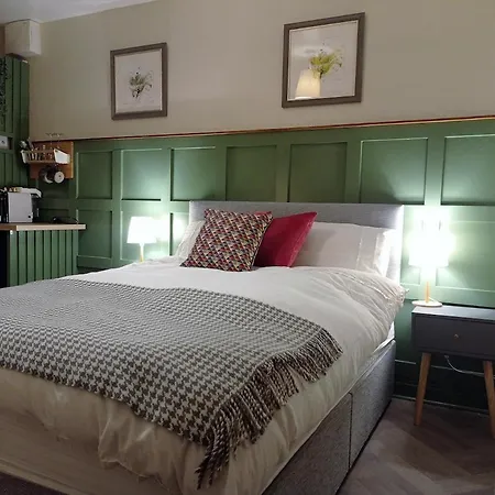 Apartment Romantic Hot Tub Retreat With Bar & Tapas Restaurant On-site *